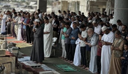 İsrail'in Gazze'de yıktığı camilerin enkazında aylar sonra cuma namazı kılındı