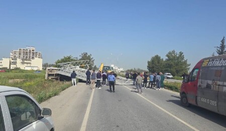 Dörtyol'da trafik kazası: Büyük trafik levhası yola devrildi, 2 yaralı