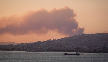 İzmir'de çöplük alanda başlayan yangın ormanlık alana sıçradı