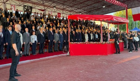 Lefkoşa Dr. Fazıl Küçük Bulvarı’nda resmi geçit töreni düzenlendi