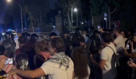 Güney Kıbrıs’ta İsrail’in Küresel Sumud Filosu’na müdahalesi protesto edildi: Polis ile göstericiler arasında gerginlik!