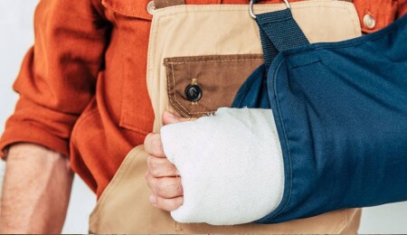 Eski Lapta Huzurevi’nde kirişten düşen kişinin kolları kırıldı