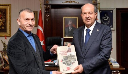 Ersin Tatar, “Kıbrıs Ulaşım Tarihi” isimli eserin yazarlarından İzzet Derkan'ı kabul etti