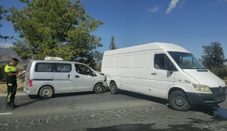 Ercan-İskele ana yolunda zincirleme kaza: 3 kişi yaralandı