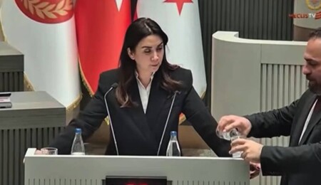 Meclis’te fiber protokolü görüşmeleri sürüyor: Çavuş kürsüde konuşan Baybars'ın bardağına su doldurdu