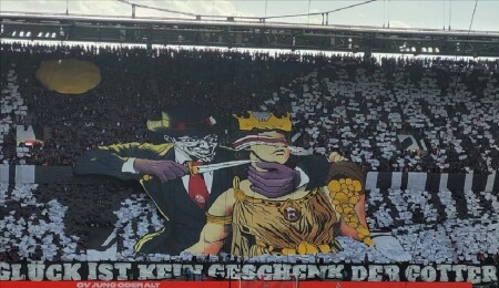 Almanya'da Köln Futbol Kulübü taraftarlarının bıçaklı koreografisi tepki çekti