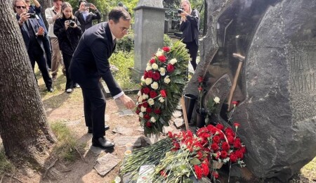 Nazım Hikmet Ran, ölümünün 62. yılında Moskova’daki mezarı başında anıldı