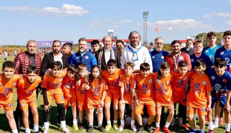 Cumhurbaşkanı Ersin Tatar, Şampiyon Melekler Futbol Anı Turnuvası’nı izledi