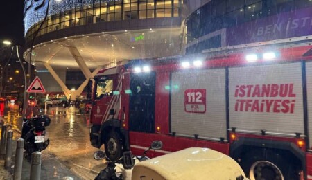 İstanbul'da bir alışveriş merkezinde yangın çıktı