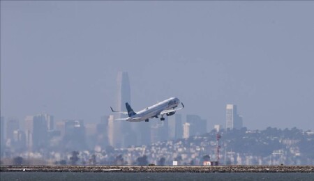 ABD'nin Boston kentindeki havalimanına inen Jet Blue uçağı pistin dışına çıktı