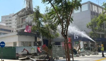 Makarios Caddesi’ndeki bir binada yapılan çalışmalar sırasında iskele yıkıldı, yol kapandı