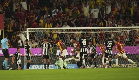 Beşiktaş'a İzmir'de soğuk duş: Göztepe'den farklı galibiyet