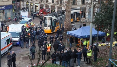 Milano'da tramvay raydan çıkarak kaza yaptı