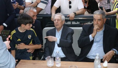 Fenerbahçe Kulübü Başkan Adayı Aziz Yıldırım, taraftarlarla bir araya geldi