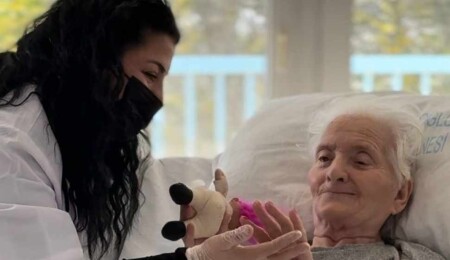 Cyprostyle Education Center'dan anlamlı ziyaret: Yaşlılara bakım hizmeti sundular