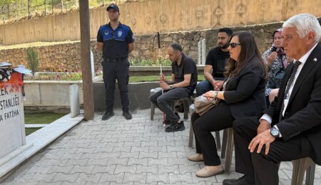 Özçınar, Ferdi Zeyrek’in kabrini ziyaret etti