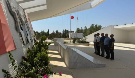 Ulusal Mücadele Vakfı Kurucu Cumhurbaşkanı Denktaş’ın anıt mezarını ziyaret etti