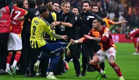 Maç bitti saha karıştı: Kavga eden Abdülkerim ile Brown'a kırmızı kart