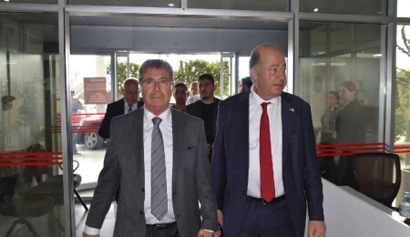 Başbakan Ünal Üstel kazada yaralanan öğrencileri ziyaret etti: Allah bize bağışladı, sağlık durumları iyi