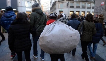 İspanya hükümeti, 500 binden fazla düzensiz göçmeni yasallaştıran süreci başlattı
