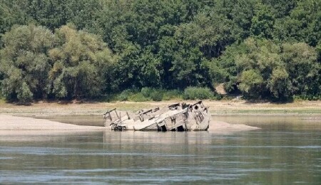 Sırbistan'da Tuna Nehri'nin su seviyesinin düşmesiyle savaş gemisi enkazı yeniden ortaya çıktı