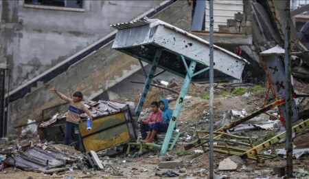Gazze’de İsrail saldırıları binlerce Filistinliyi göçe zorluyor