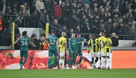 Anderlecht-Fenerbahçe maçı durduruldu: Tribünlerde ırkçı saldırı