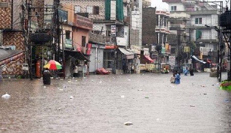 Pakistan'ın kuzeyindeki sellerde ölenlerin sayısı 330'a yükseldi