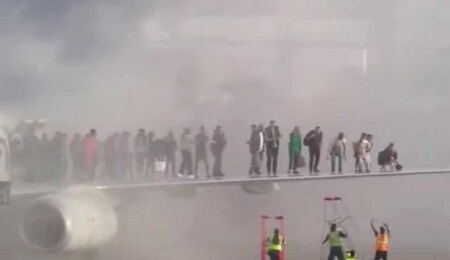 ABD'de yolcu uçağı alev aldı: Yolcular kanattan tahliye edildi