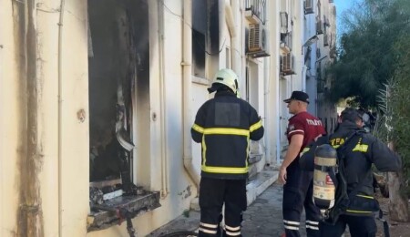 Şarj aleti kısa devre yaptı, yurt odasında yangın çıktı: Mahsur kalan iki kişi kurtarıldı