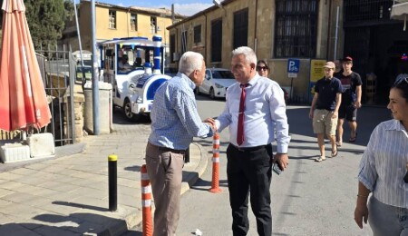 Bağımsız cumhurbaşkanı adayı Hüseyin Gürlek, Lefkoşa Arasta bölgesini gezdi