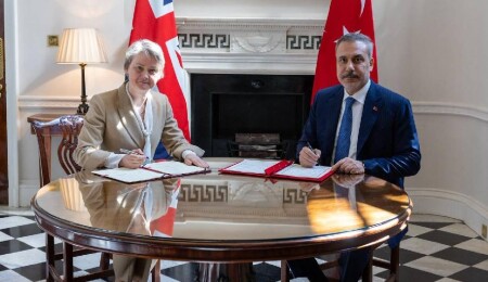Türkiye ile İngiltere arasında "Stratejik Ortaklık Çerçeve Belgesi" imzalandı