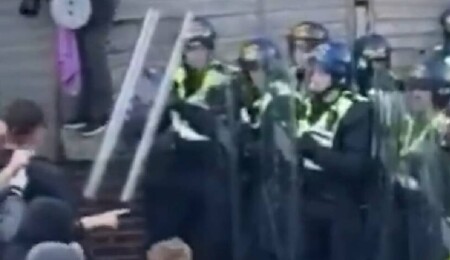 İngiltere'de bıçaklanan gencin kelepçelenmesine tepki gösterilen eylemde 11 polis yaralandı