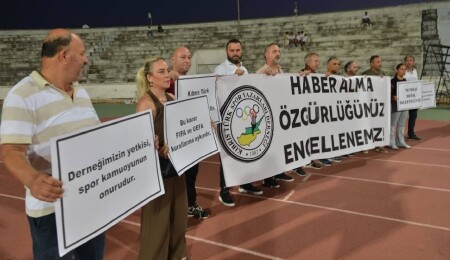 Spor yazarlarından “Haber Alma Özgürlüğümüz Engellenemez” pankartıyla eylem