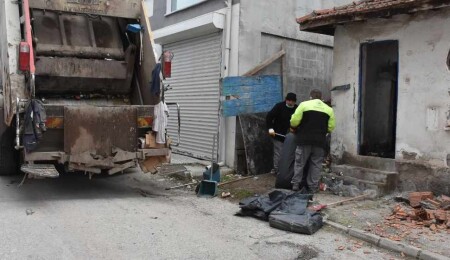 Eskişehir'de bir evden 6 kamyon çöp çıkarıldı