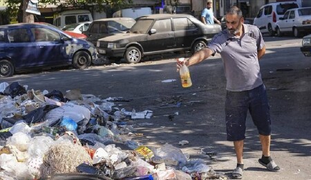 İzmir'de esnaftan toplanmayan çöplere karşı mazotla haşere önlemi