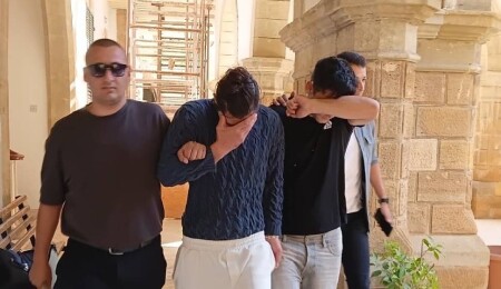 Lefkoşa’da seyyar büfenin kilidini kırıp yiyecek ve içecek çalmakla itham ediliyorlar