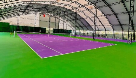 Gönyeli Tenis Kulübü’nün kapalı kortlarında zemin boyama çalışmaları tamamlandı