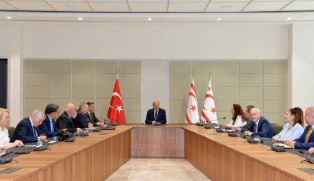 Türk-Yunan Forumu’nun Yunan üyelerinin KKTC bayrağı önünde poz vermesi Rum basınında gündem oldu