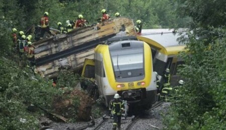 Almanya'da yolcu treni raydan çıktı: 4 ölü