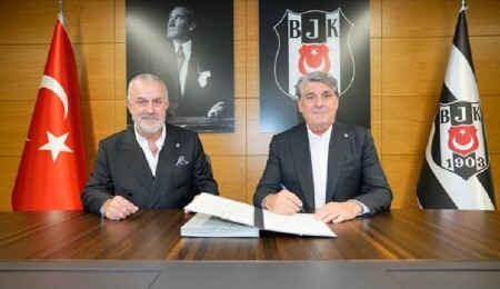 Beşiktaş Başkanı Serdal Adalı, eski yönetici Ahmet Ürkmezgil ile protokol imzaladı