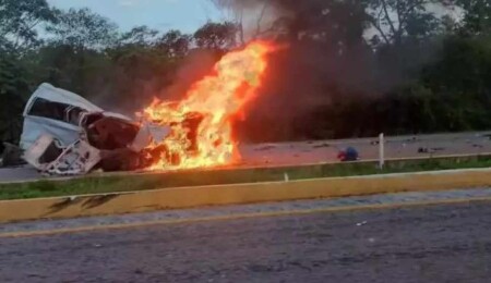 Meksika'da minibüs ile tırın çarpıştığı kazada 15 kişi öldü