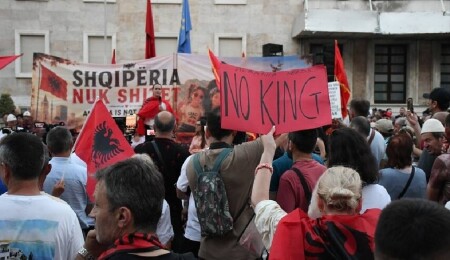 Arnavutluk'ta Zvernec'teki turizm projesine karşı gösteriler devam ediyor