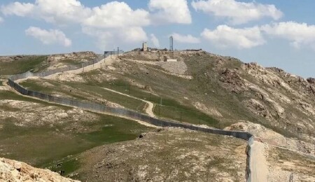 İran sınırında coğrafi şartların ağırlaştığı 6 kilometrelik hatta modüler çelik duvar örüldü