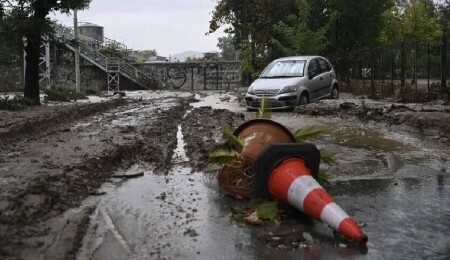 Yunanistan'da şiddetli yağışlar heyelan ve su baskınlarına yol açtı