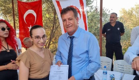 Erhan Arıklı: Parti farkı gözetmeksizin kırsal kesim arsası hak sahiplerine belgelerini dağıttık