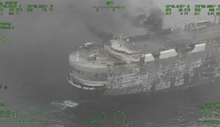 ABD'de kargo gemisinde çıkan yangın söndürülemedi: 3 binden fazla araç sulara gömüldü