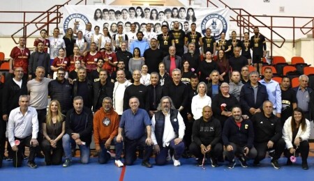 DAÜ Şampiyon Meleklerin anısını sahada yaşadı: Voleybolcular aynı duyguda buluştu