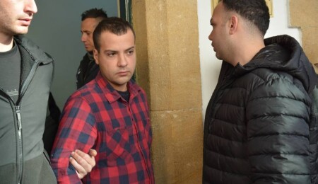 Annesini döven abisini bıçaklamıştı: Teminata bağlandı