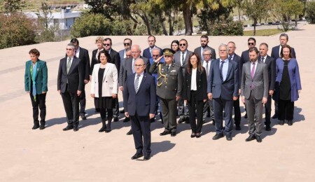 Başçeri, toplum lideri Dr. Fazıl Küçük’ün anıtına çelenk sundu